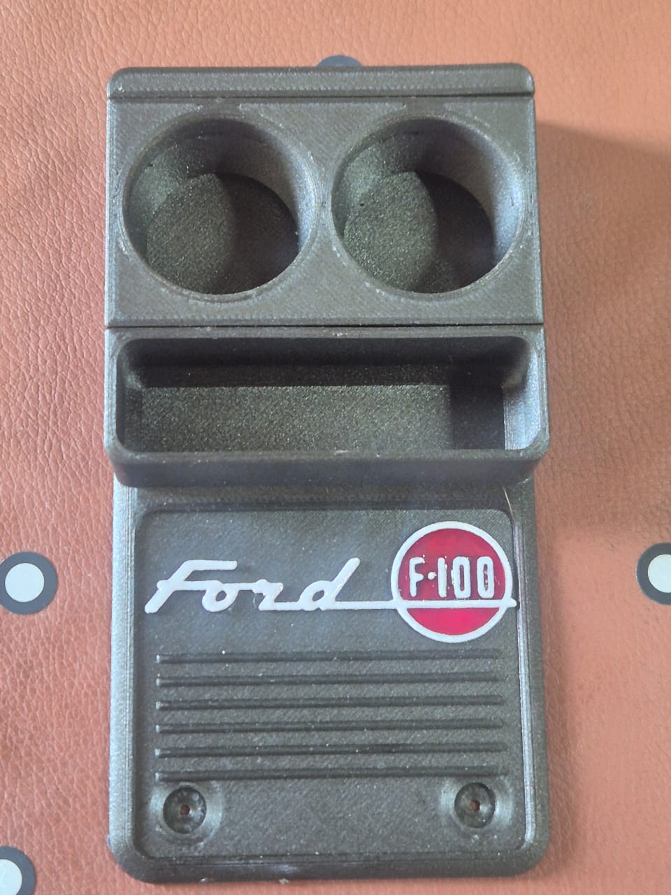 Miniatura impressa do console Ford F-100 para validação